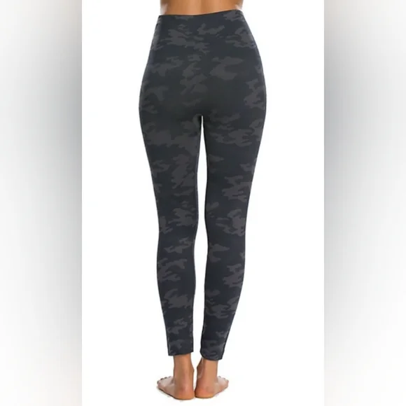 SPANX - Look at Me Now - Black Camo 2 pc (S-Crop) & (M-Legging) Set - Picture 4 of 4